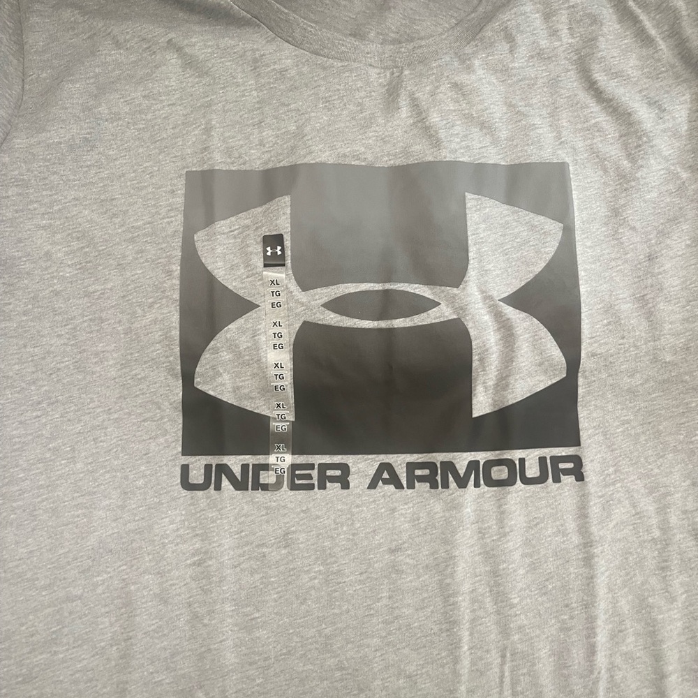 Mens Under Armour grey tshirt with black logo.